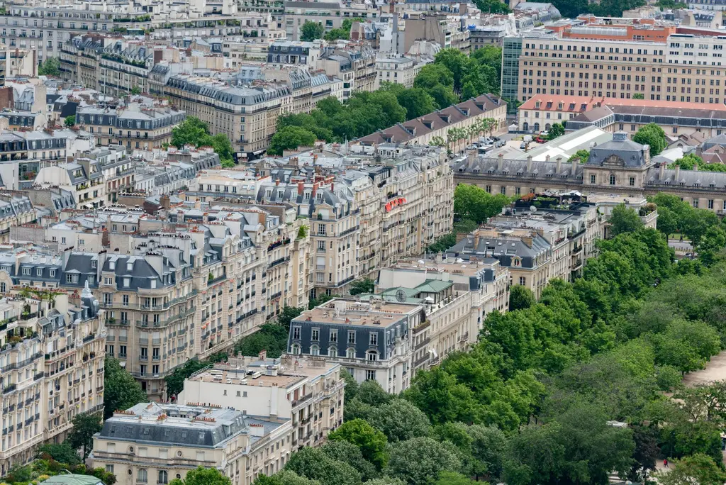Vue aérienne d’immeubles parisiens et d’espaces verts
