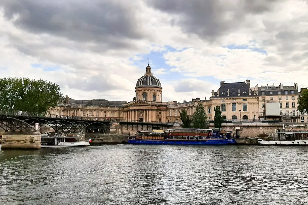 Bateaux et immeubles le long de la Seine