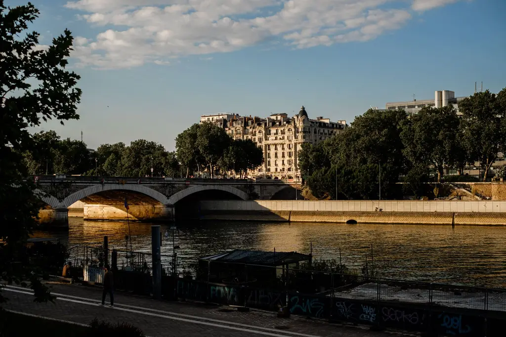 Berges et pont dans la lumière du soir