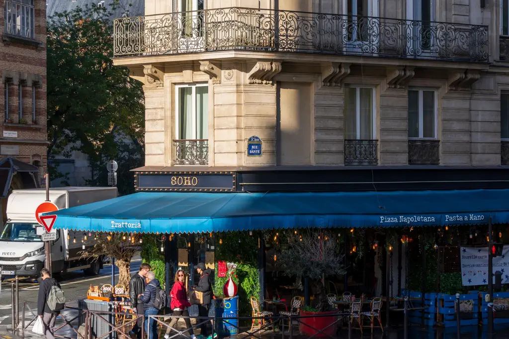 Café en terrasse au pied d’un immeuble parisien