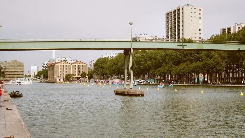 Canal parisien et passerelle verte