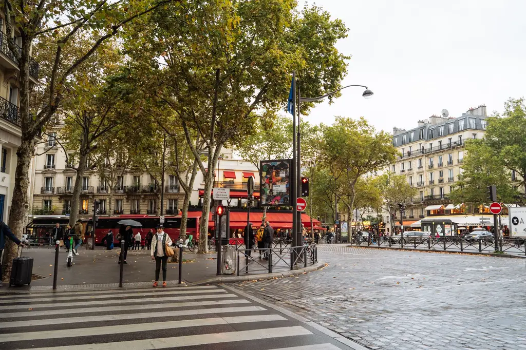 Carrefour parisien animé en automne