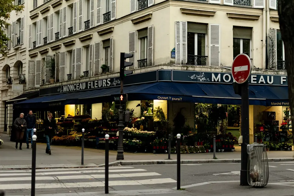 Fleuriste au coin d’une rue calme