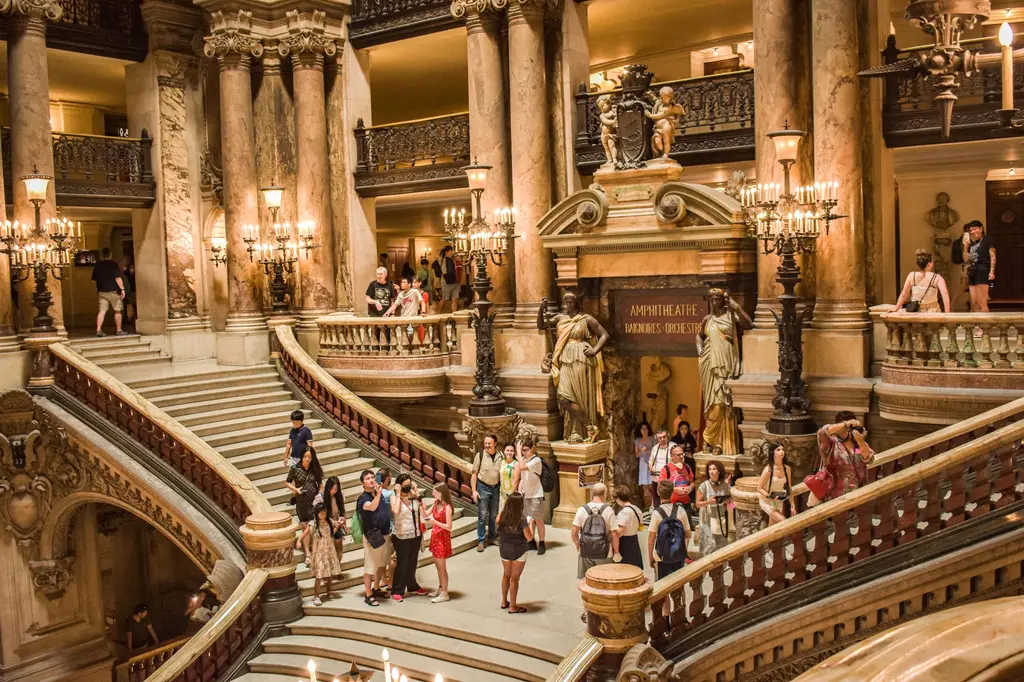 Le grand escalier du palais Garnier