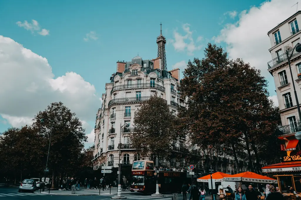 Immeuble d’angle haussmannien et terrasse de café