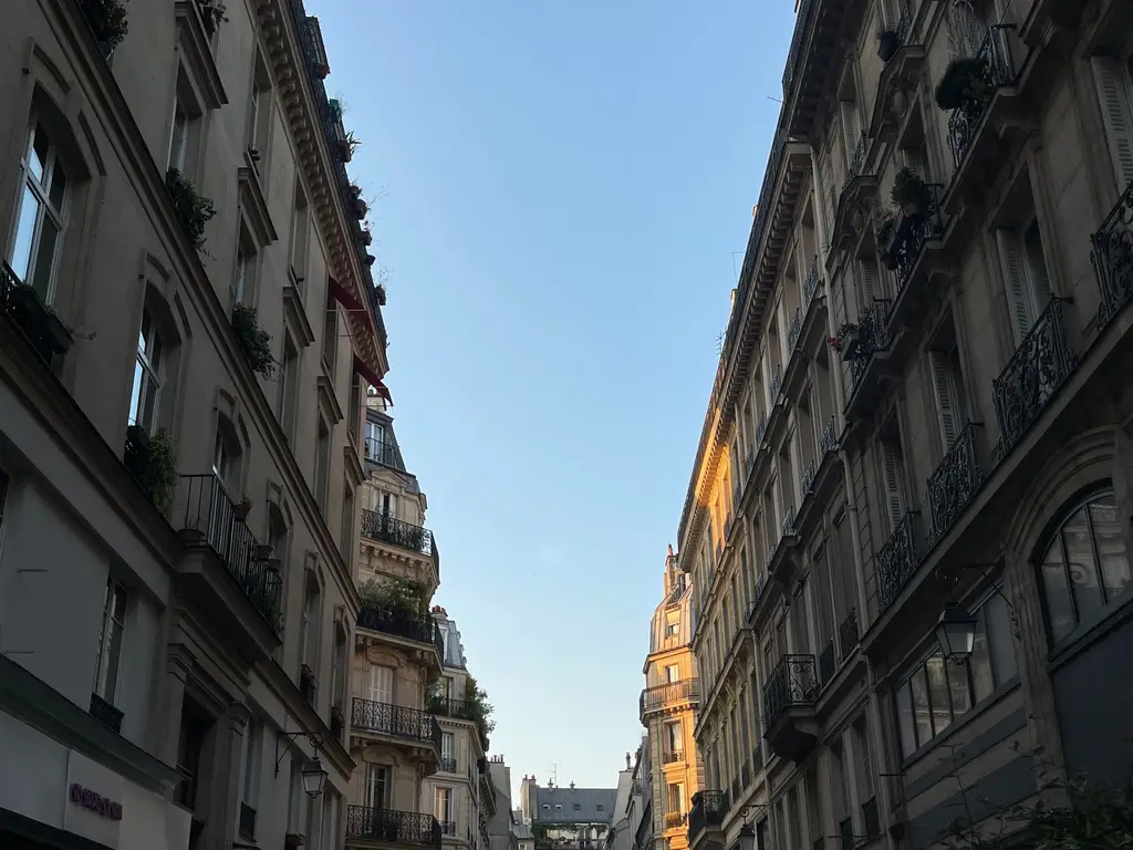 Immeubles résidentiels parisiens au soleil couchant