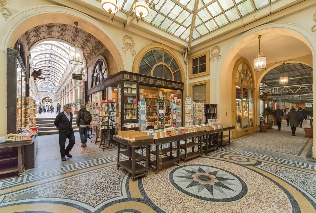 Librairies anciennes sous la verrière d’un passage couvert
