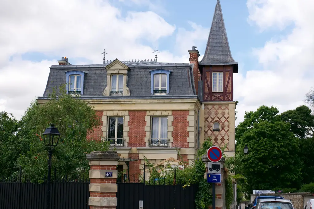 Maison de ville en brique avec tourelle