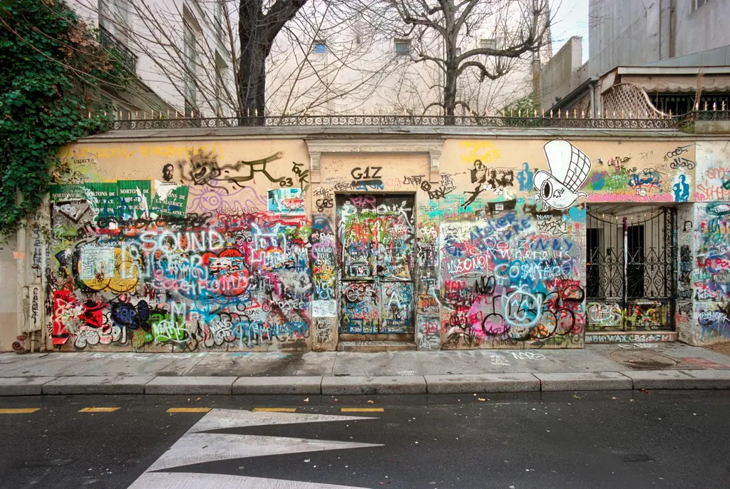 Mur couvert de graffitis colorés à Paris