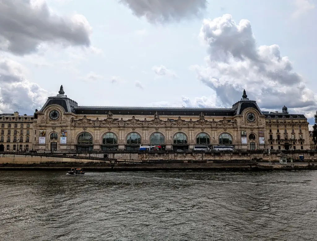 Le musée d’Orsay au bord de la Seine