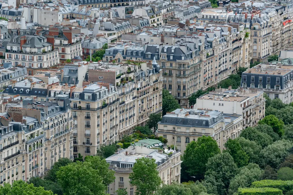 Panorama d’immeubles anciens parisiens