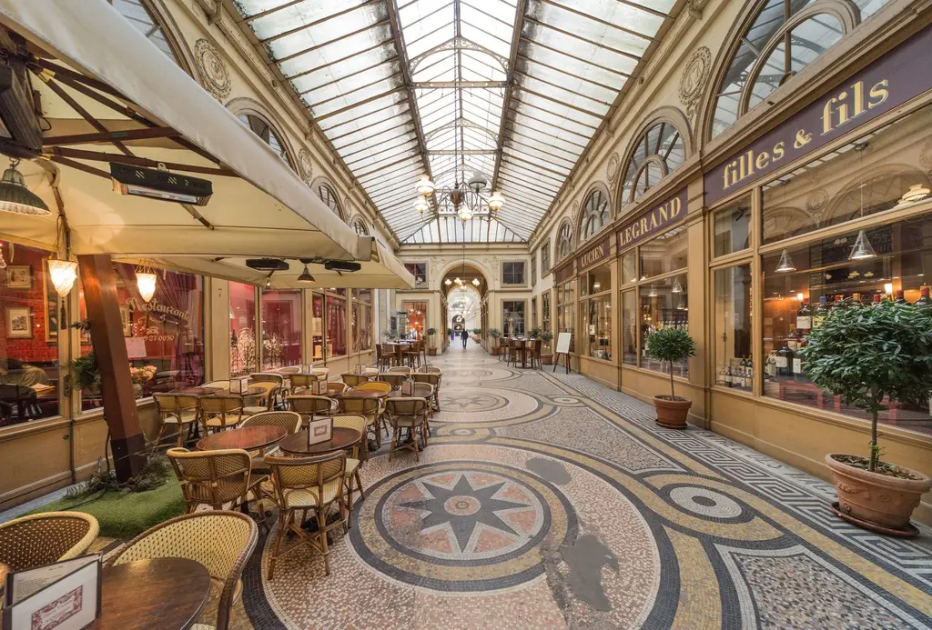 Passage couvert parisien à verrière et sol en mosaïque