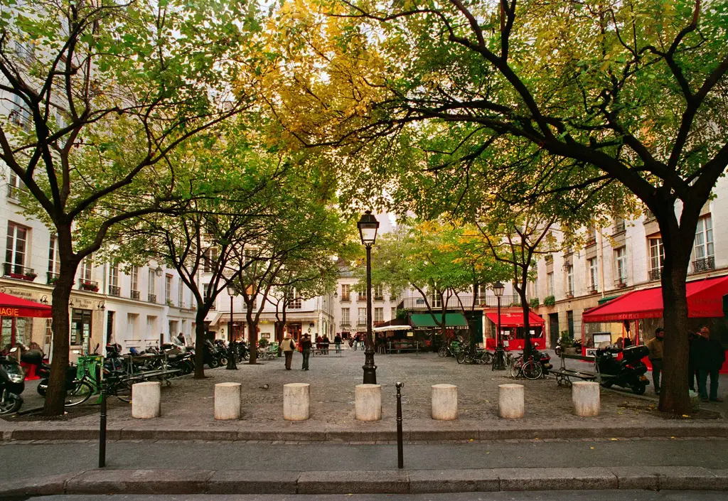Petite place parisienne, arbres d’automne et terrasses