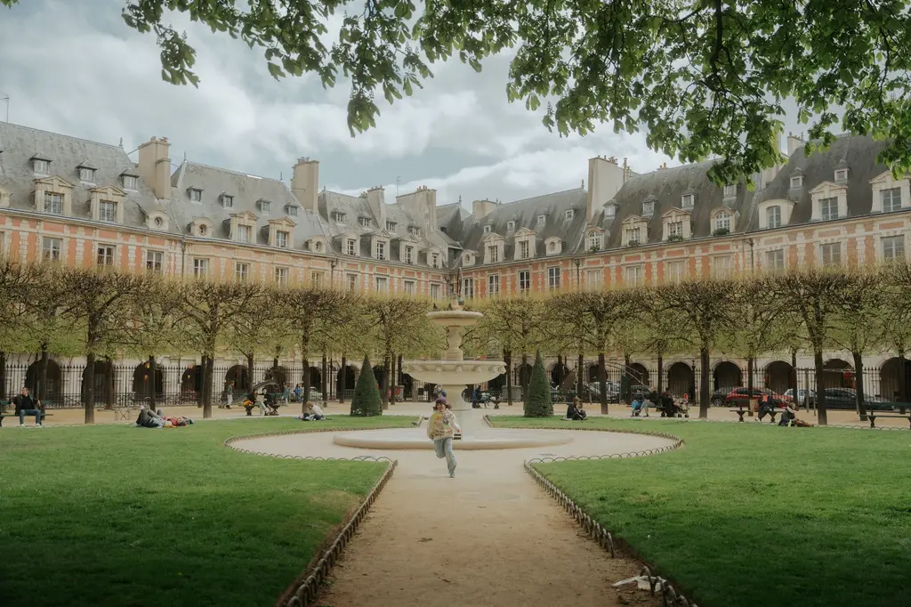 La place des Vosges et ses pavillons de brique