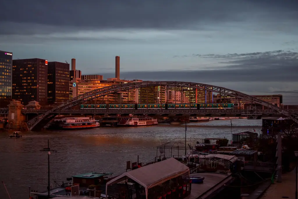 Pont sur la Seine au crépuscule