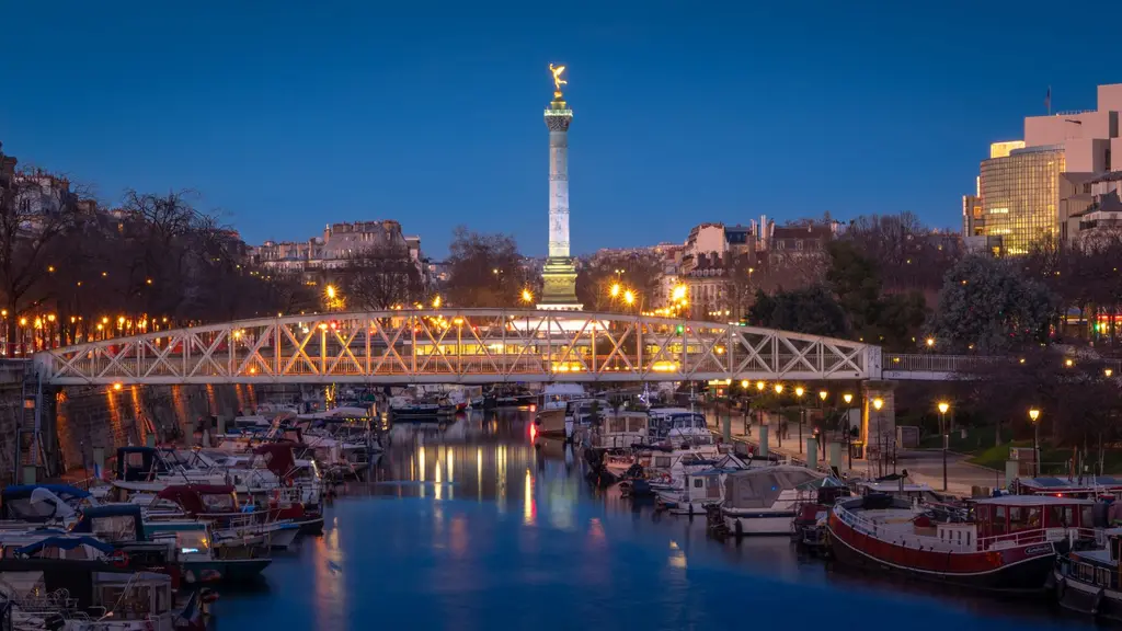 Le port de l’Arsenal et la colonne de Juillet à la tombée de la nuit