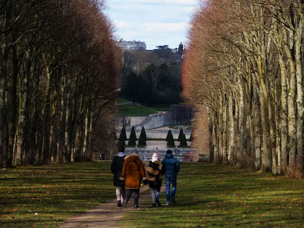 Promeneurs dans une allée du parc de Saint-Cloud en automne