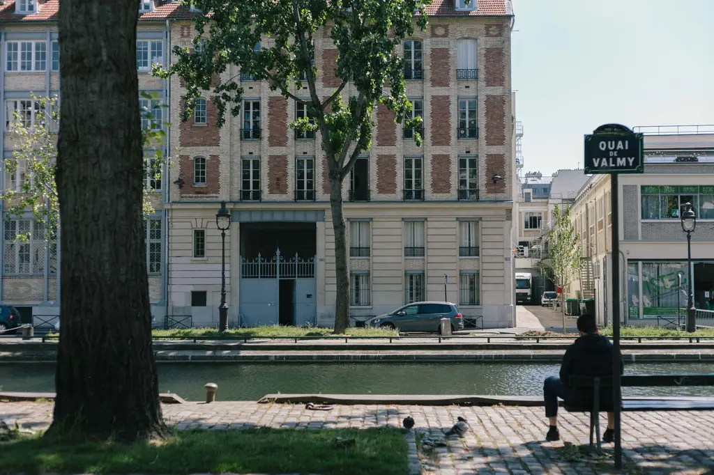 Le quai de Valmy le long du canal