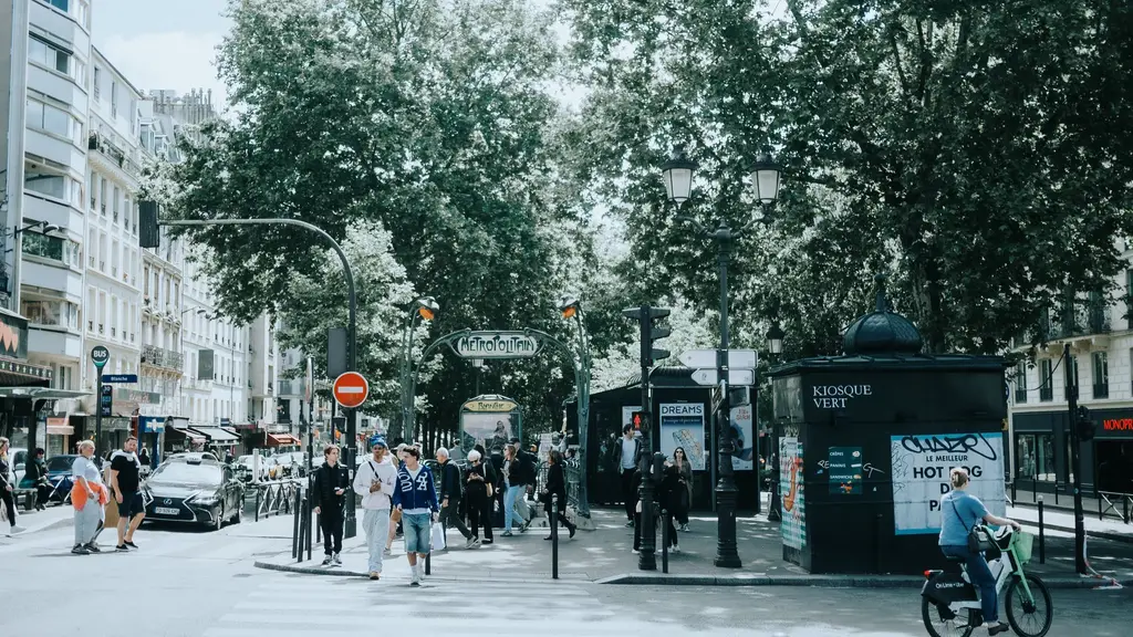 Rue animée et bouche de métro parisienne