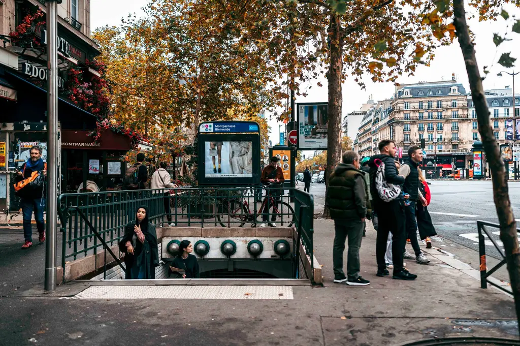 Rue animée près d’une bouche de métro à Montparnasse