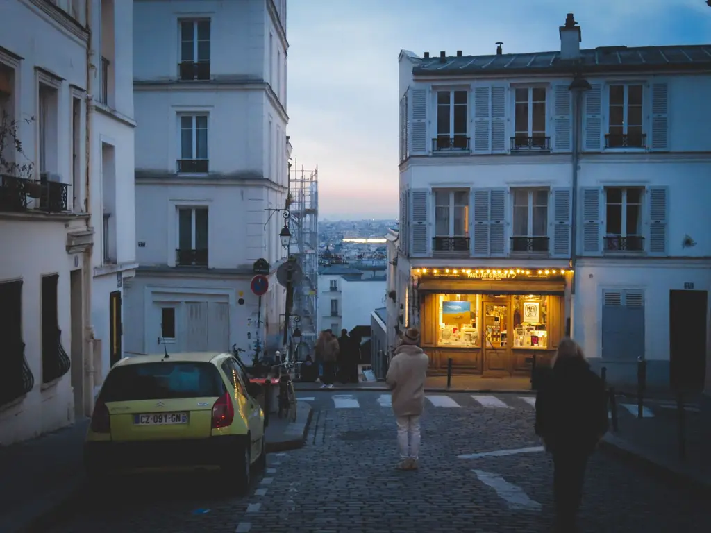 Rue de Montmartre le soir