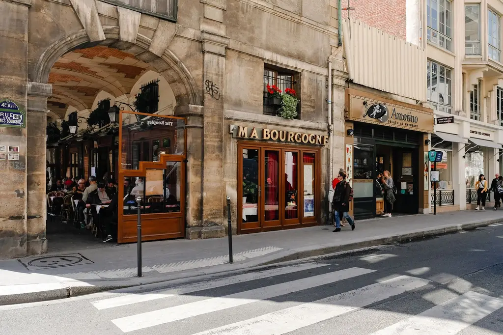 Rue parisienne animée avec boutiques