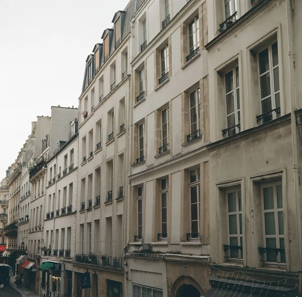 Rue parisienne calme et immeubles anciens
