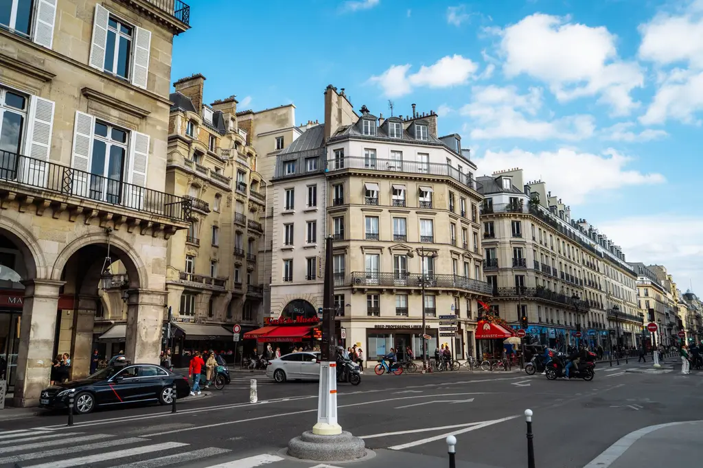 Rue parisienne et immeubles classiques sous le ciel bleu