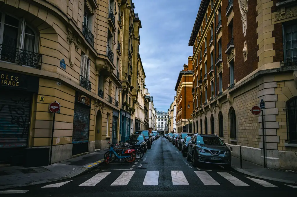 Rue parisienne avec vélos garés et immeubles anciens
