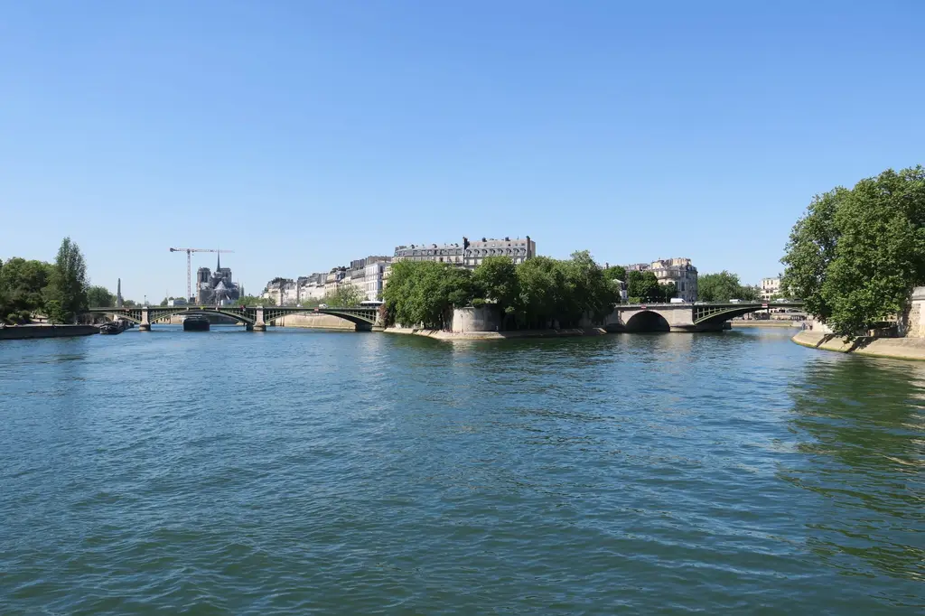 La Seine et ses ponts sous le ciel de Paris