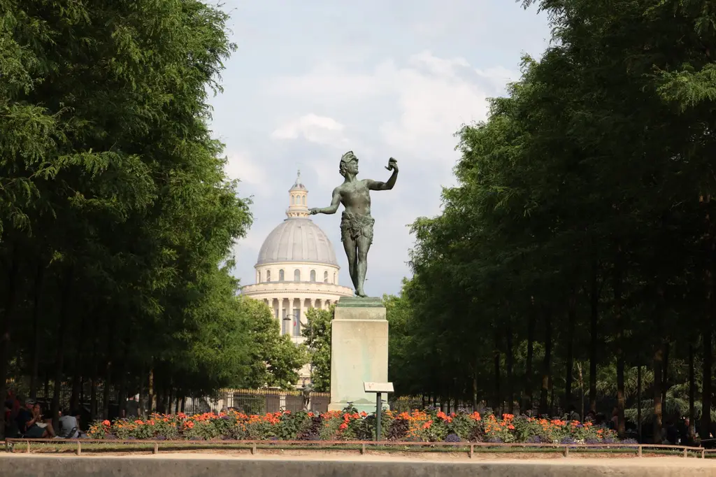 Statue du jardin du Luxembourg avec le dôme du Panthéon