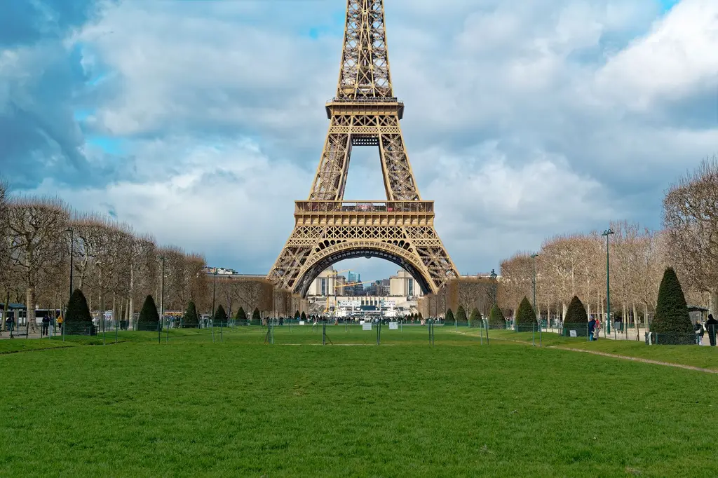 La tour Eiffel et les pelouses du Champ-de-Mars