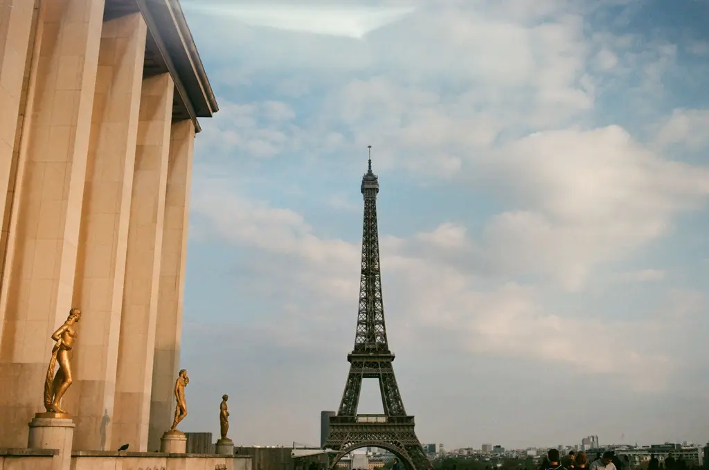 La tour Eiffel vue depuis les statues du Trocadéro