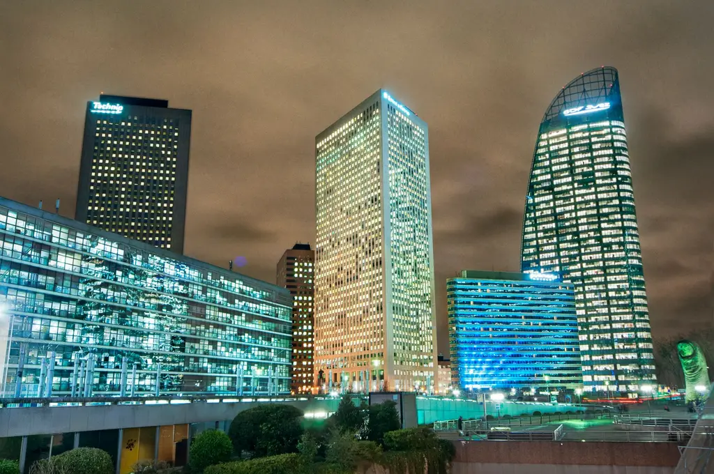 Les tours de La Défense illuminées la nuit